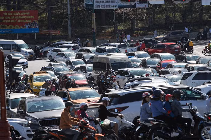 Du khách ùn ùn đổ lên Đà Lạt chơi Tết -0