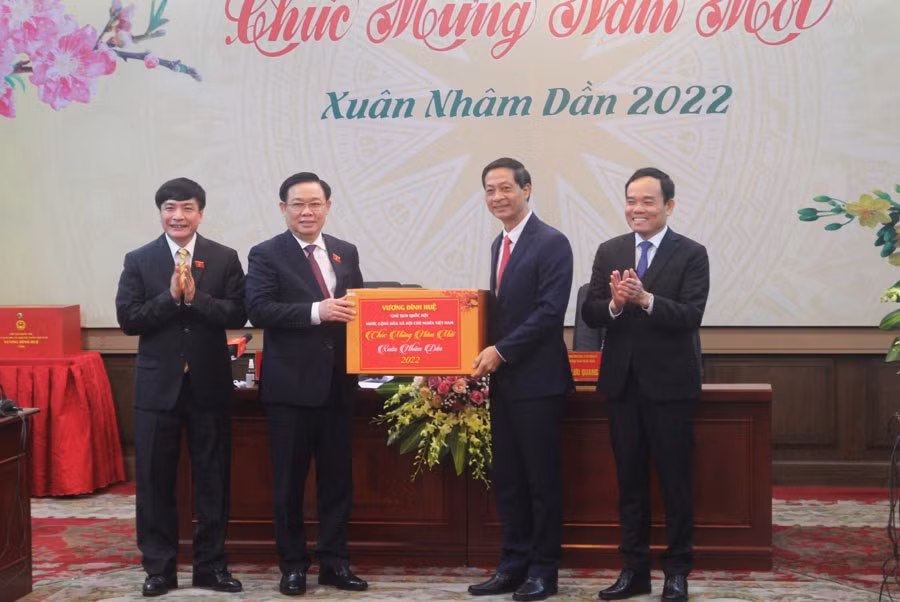 Chủ tịch Quốc hội Vương Đình Huệ thăm và chúc Tết tại Hải Phòng -0