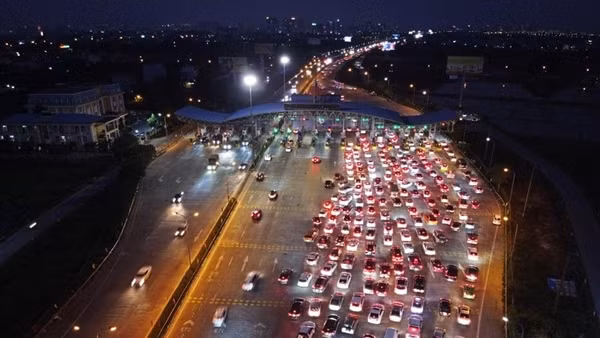 Vạn người "du xuân" trên tàu điện Cát Linh – Hà Đông ngày mùng 4 Tết ảnh 10