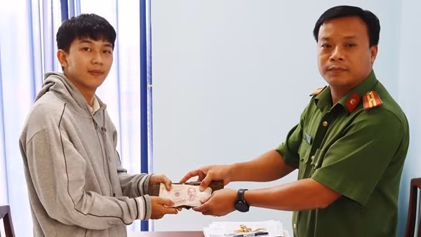 Phó trưởng Công an xã nhặt được của rơi trả lại người đánh mất