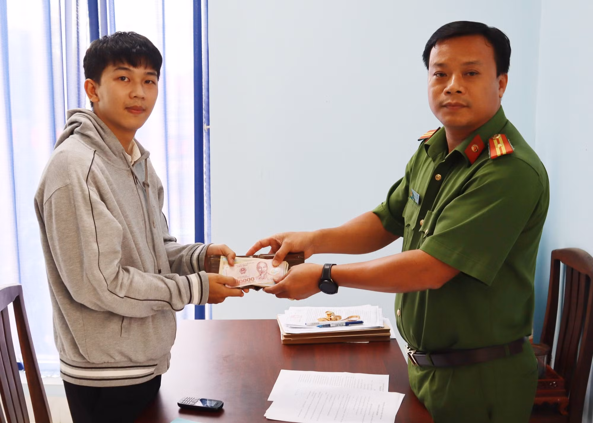 Phó trưởng Công an xã nhặt được của rơi trả lại người đánh mất -0