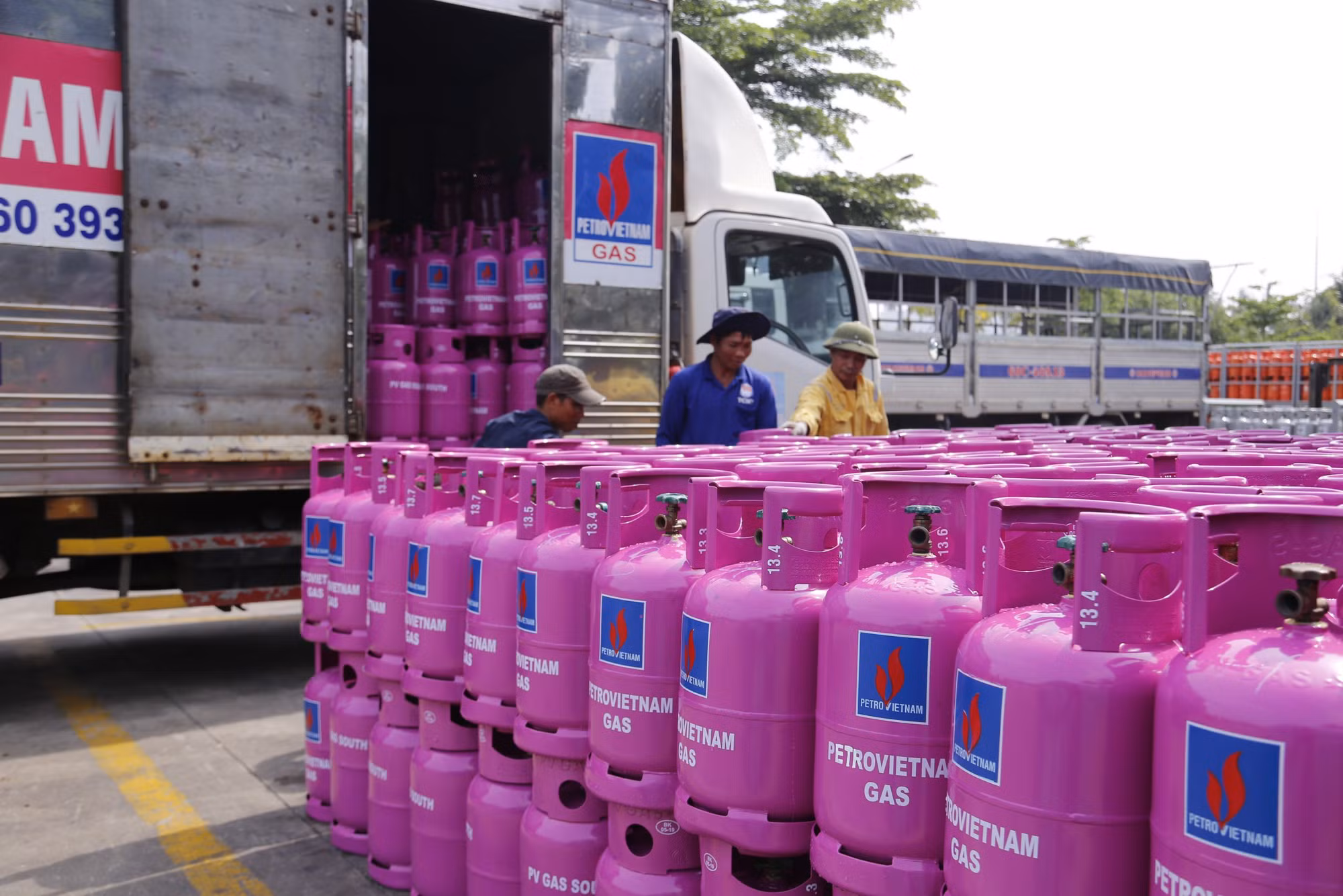 Gas bán lẻ trong nước tăng 16.000 đồng/bình 12kg -0
