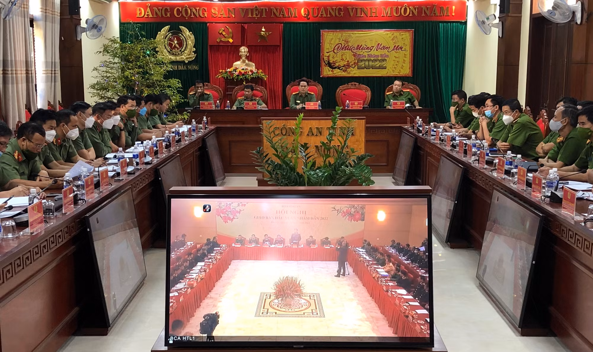 Công an các địa phương sôi nổi hoạt động ngày đầu năm mới -0