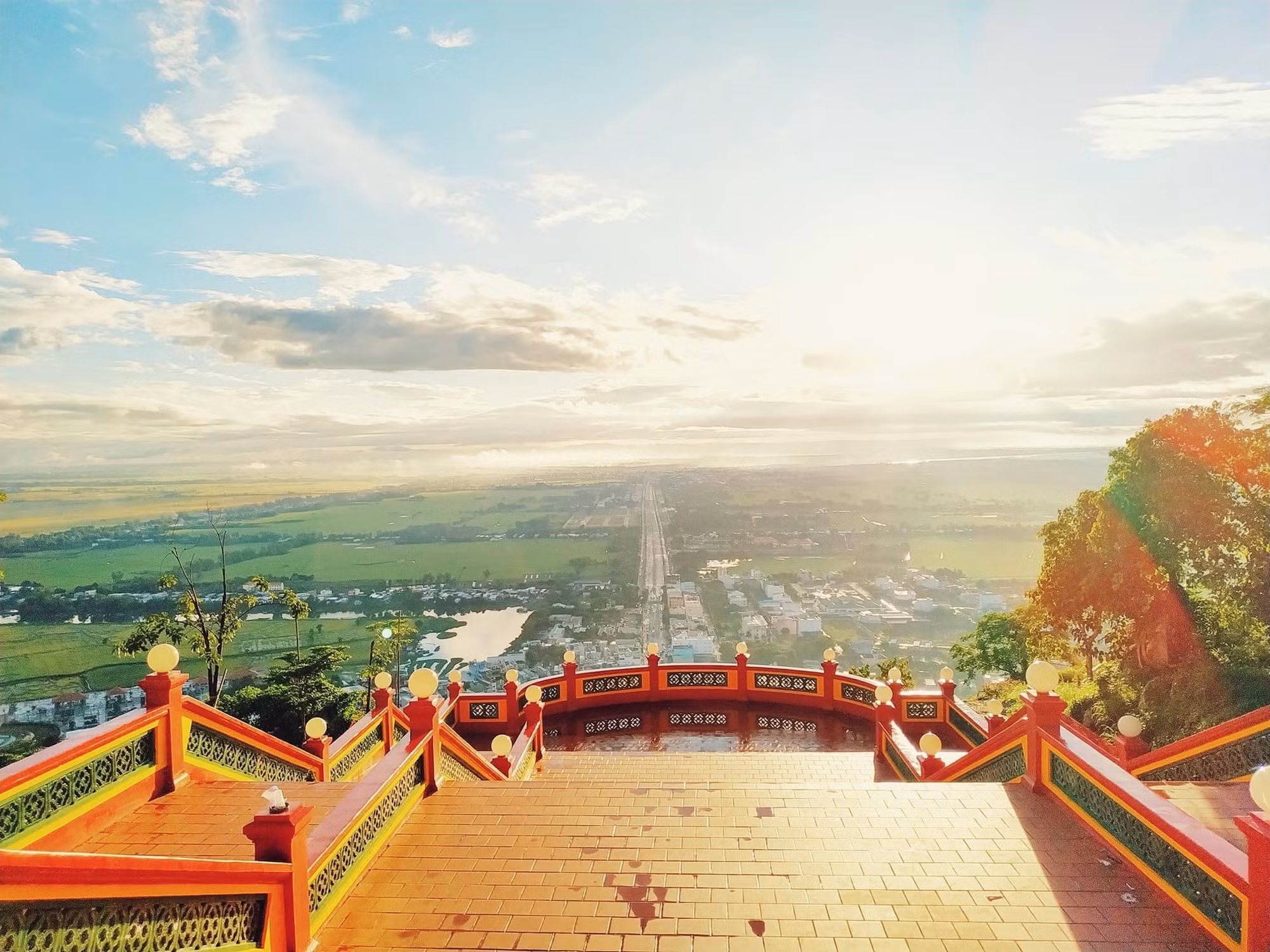 “Cưỡi mây” ngắm sắc Xuân trên đỉnh núi Sam -0
