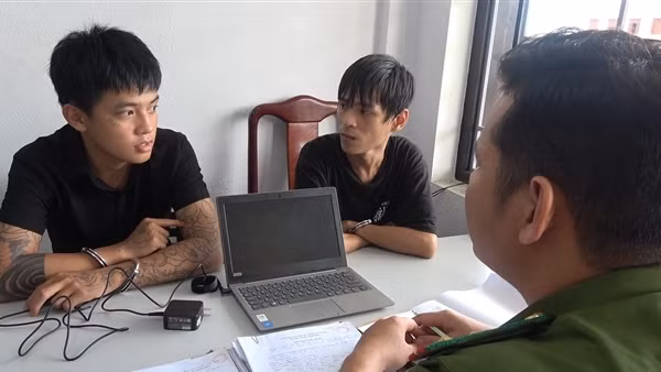 Nhiều xe ô tô quên không khóa cửa bị trộm tài sản