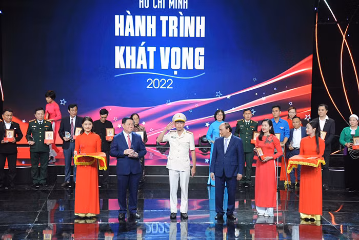 Những lời dạy của Bác tiếp tục soi sáng con đường chúng ta đi -0
