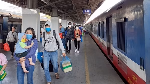 Trẻ em dưới 6 tuổi được miễn vé tàu Tết Quý Mão