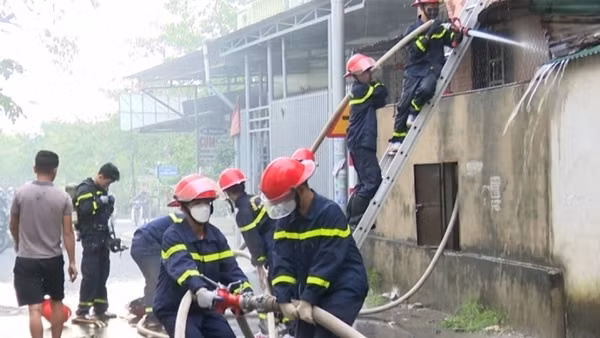 Cháy tiệm tạp hoá lúc mờ sáng, chủ tiệm cùng vợ thoát hiểm
