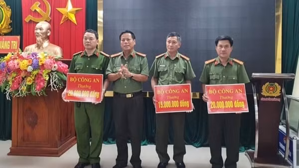 Trao bằng khen của Bộ trưởng Bộ Công an tặng 4 tập thể Công an Quảng Trị