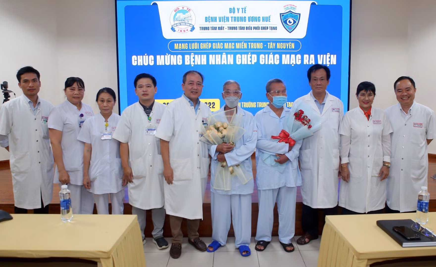 Nữ bệnh nhân hiến tặng giác mạc giúp 2 người mù lòa tìm lại ánh sáng -0
