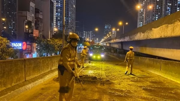 CSGT cùng người dân dọn “bẫy dầu” trên đường