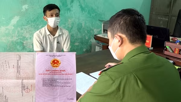 Đối tượng dùng sổ đỏ giả để mua bán đất sa lưới