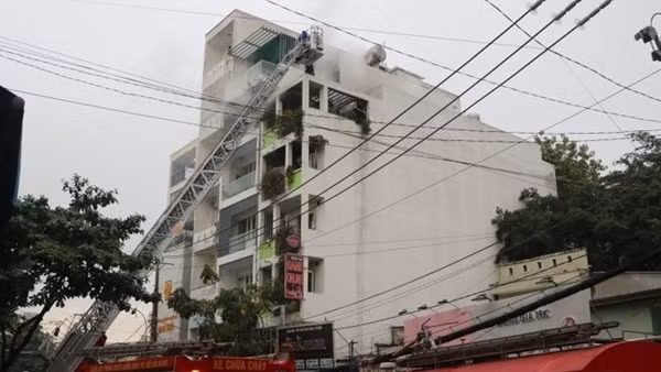Ôm tài sản thoát ra ngoài khi lửa cháy lớn tại tiệm bán tranh ảnh 6