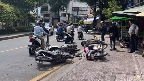 Ô tô lùa 6 xe máy rồi tông vào nhà dân, 3 người trọng thương