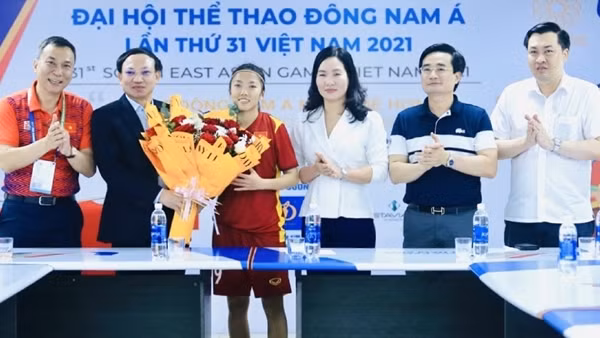 Bóng đá nữ Việt Nam có tiền "lót tay", lương khủng: Nhất thời hay một cuộc cách mạng? ảnh 2