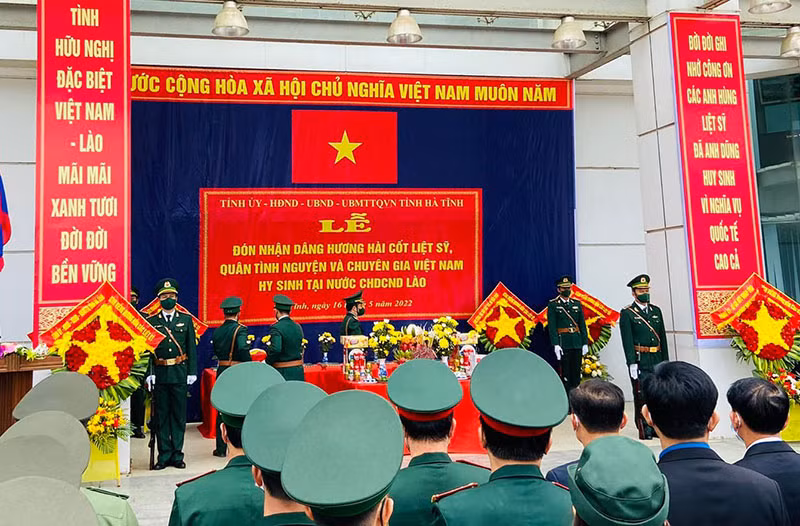 Đón 11 hài cốt Liệt sĩ, quân tình nguyện, chuyên gia Việt Nam hy sinh tại Lào về nước -0