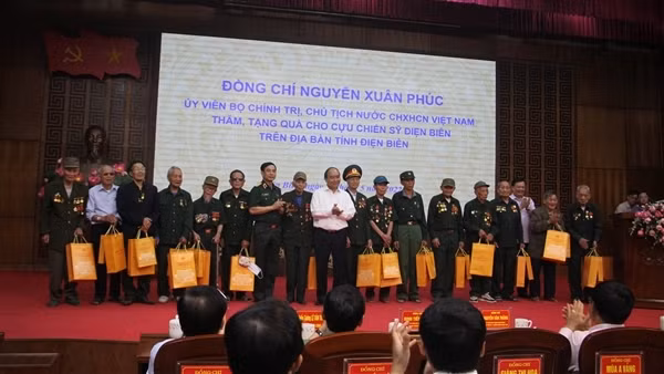 Chủ tịch nước Nguyễn Xuân Phúc thăm, làm việc tại tỉnh Điện Biên
