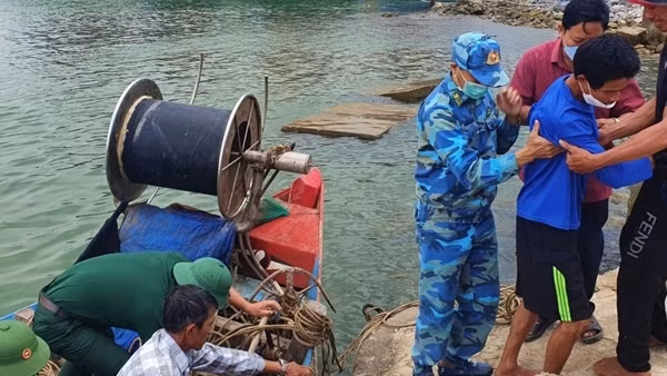 Đồn Biên phòng Bạch Long Vĩ kịp thời cứu 1 ngư dân bị cá mập tấn công ảnh 3