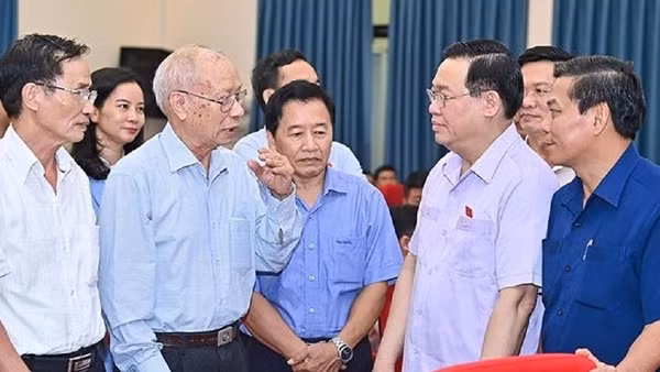 Chủ tịch Quốc hội Vương Đình Huệ tiếp xúc cử tri Hải Phòng