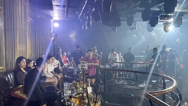 Beer club ở An Giang biểu diễn nghệ thuật xúc phạm lãnh tụ ảnh 3