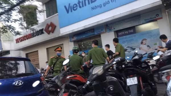 Dùng dao khống chế người phụ nữ, cướp tiền tại trụ ATM ảnh 3
