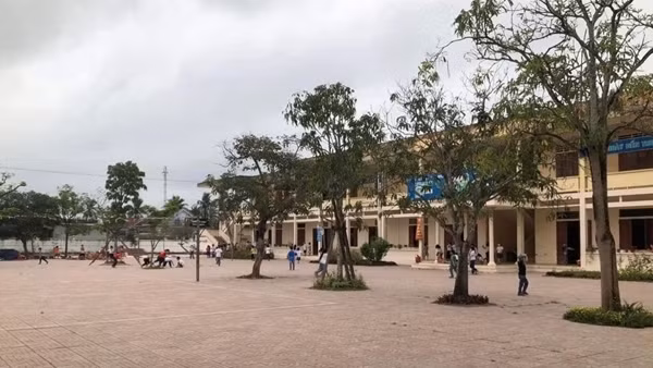 Tạm dừng đứng lớp với cô giáo đánh học sinh lớp 3 bầm tím lưng