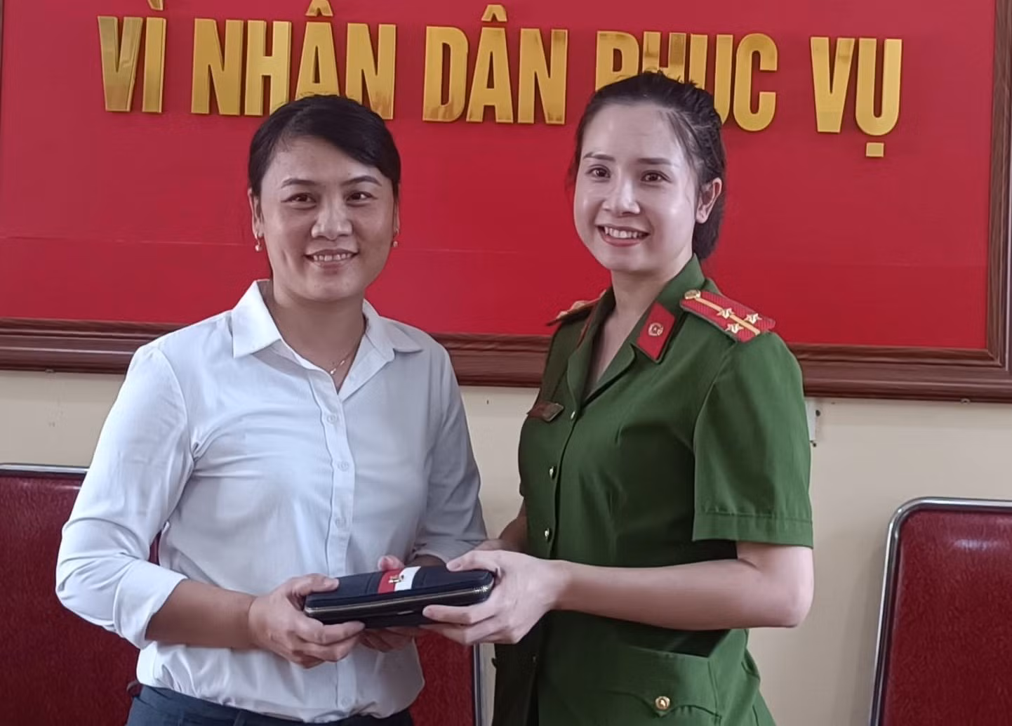 Công an phường Quán Bàu trả lại 20 triệu cho người đánh rơi -0