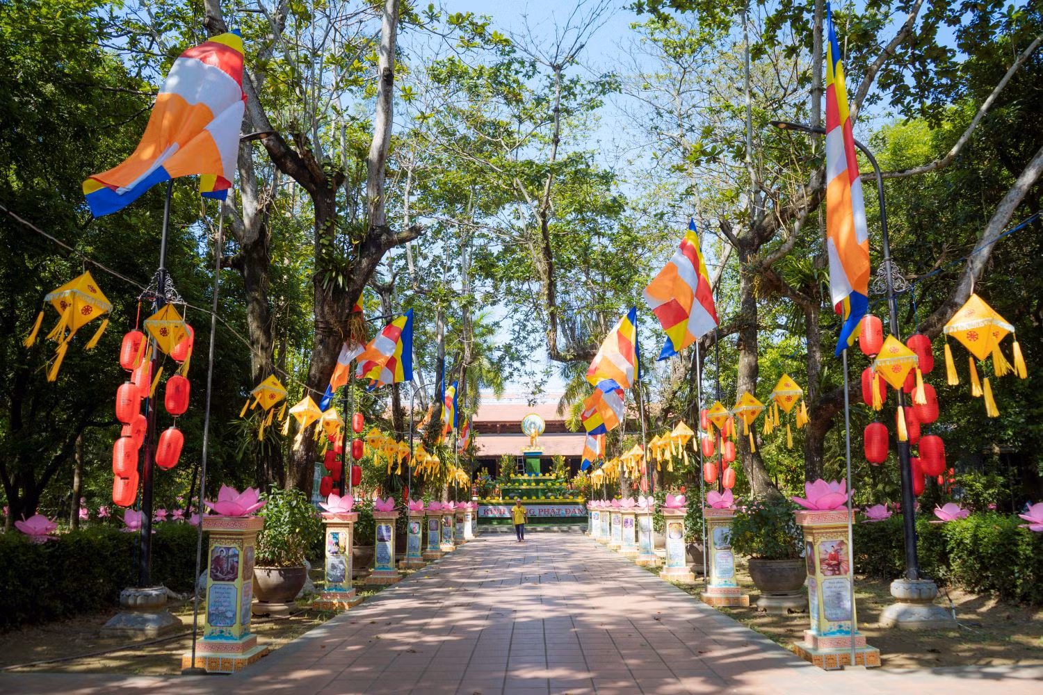 Cố đô Huế rực rỡ cờ hoa trong Đại lễ Phật đản -0