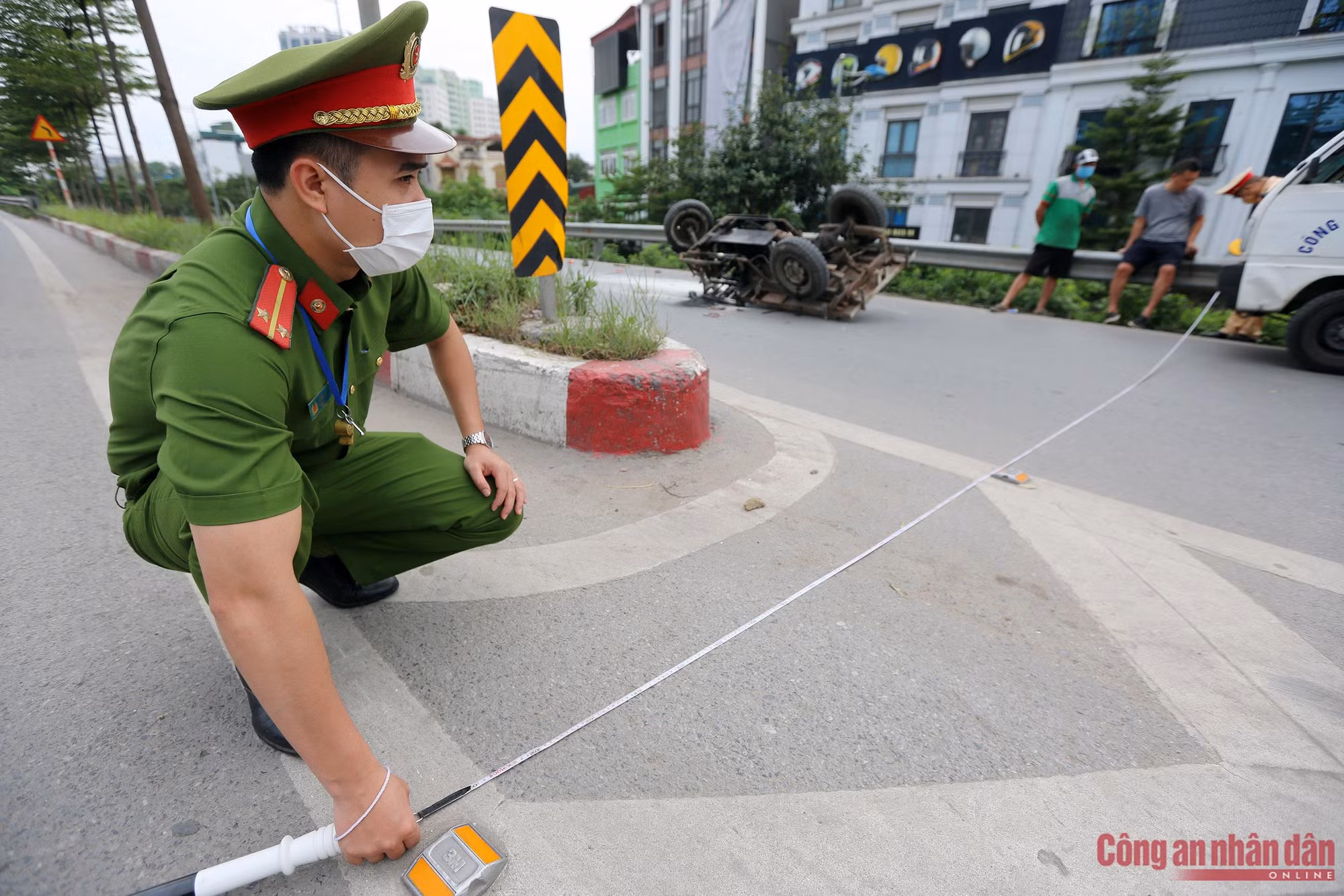 Ba gác tông văng người đi xe máy rồi bốc cháy -1