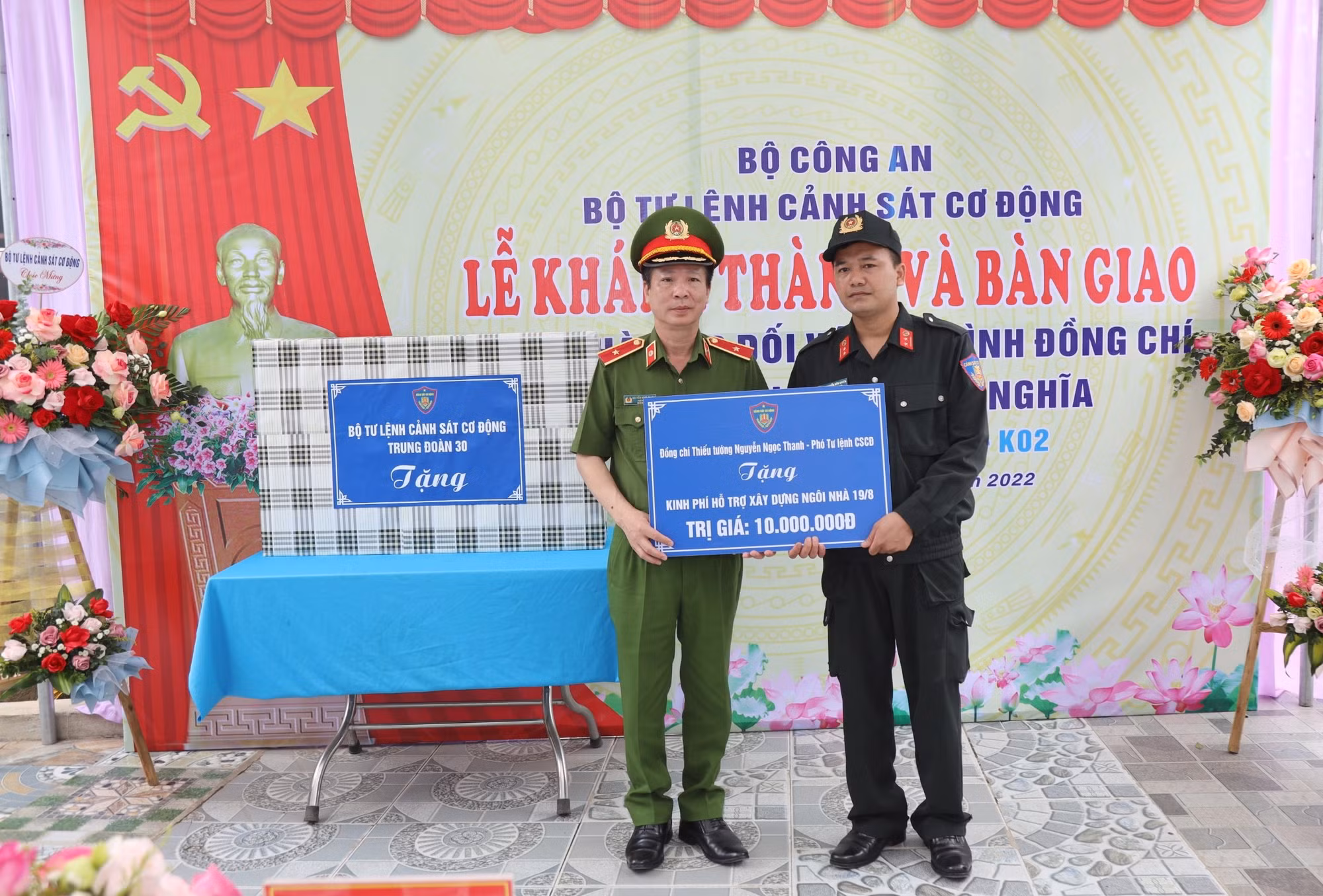 Trao tặng Ngôi nhà 19/8 cho chiến sĩ Trung đoàn Cảnh sát bảo vệ mục tiêu cơ quan đại diện Ngoại giao -0