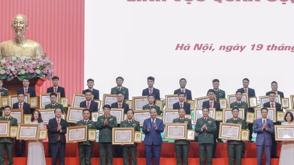 Chủ tịch nước trao giải thưởng Hồ Chí Minh cho 2 công trình khoa học lĩnh vực quân sự, quốc phòng