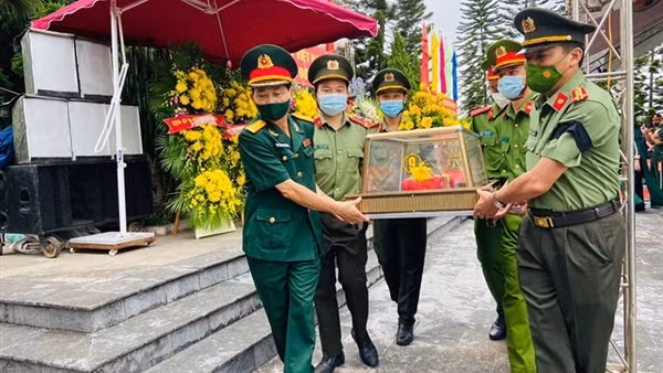 Đón 11 hài cốt liệt sĩ, quân tình nguyện, chuyên gia Việt Nam hy sinh tại Lào về nước