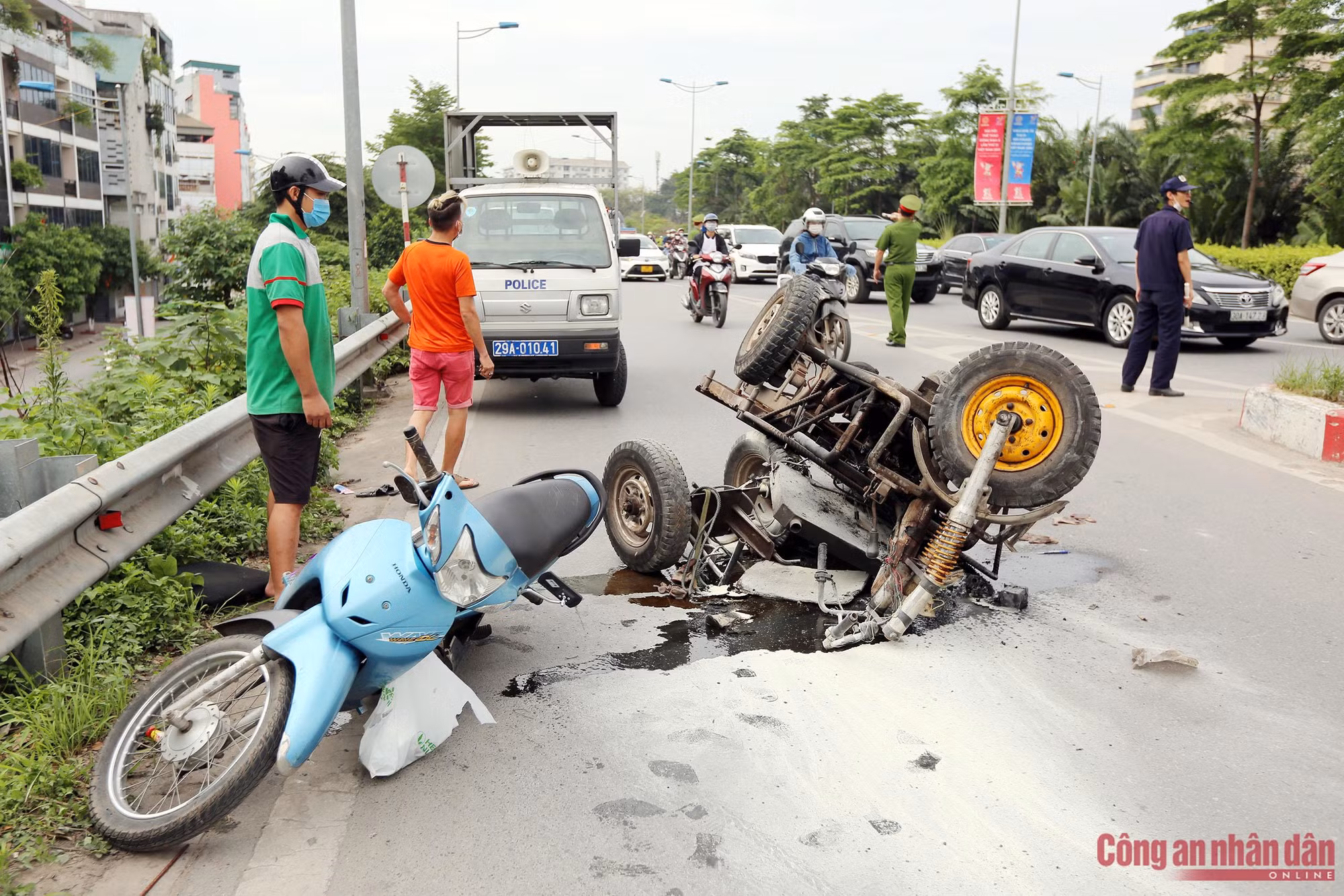 Ba gác tông văng người đi xe máy rồi bốc cháy -0