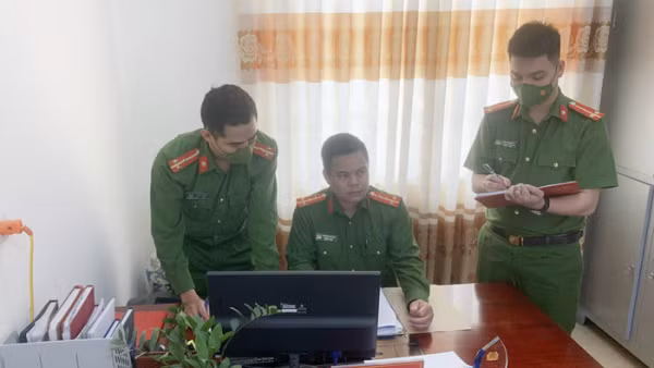 Khi công an xã làm từ thiện ảnh 7