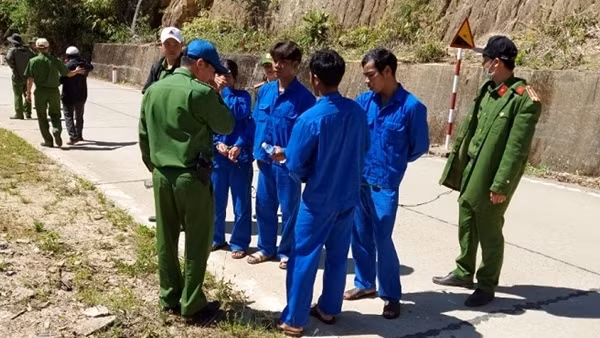 Làm nhà, phát hiện lô súng đạn dưới lòng đất ảnh 2