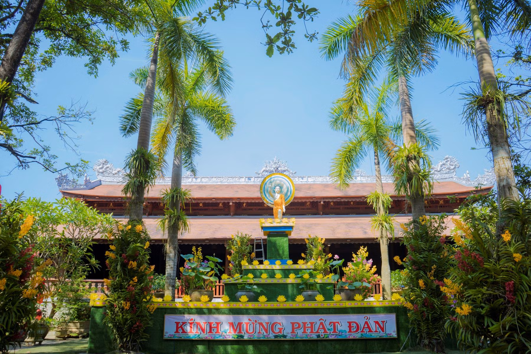 Cố đô Huế rực rỡ cờ hoa trong Đại lễ Phật đản -0