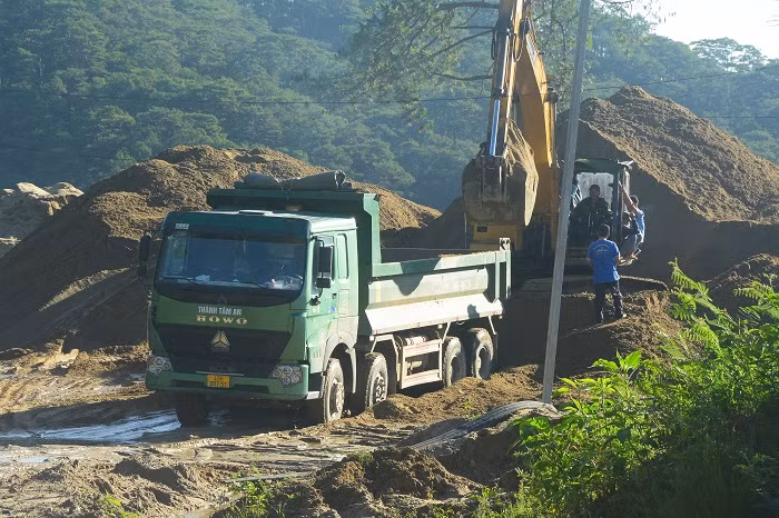 Rầm rộ khai thác cát dưới hình thức nạo vét hồ thủy điện Đa Nhim -0