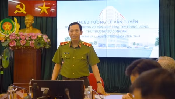 Thứ trưởng Lê Văn Tuyến kiểm tra công tác tại Bệnh viện 30-4
