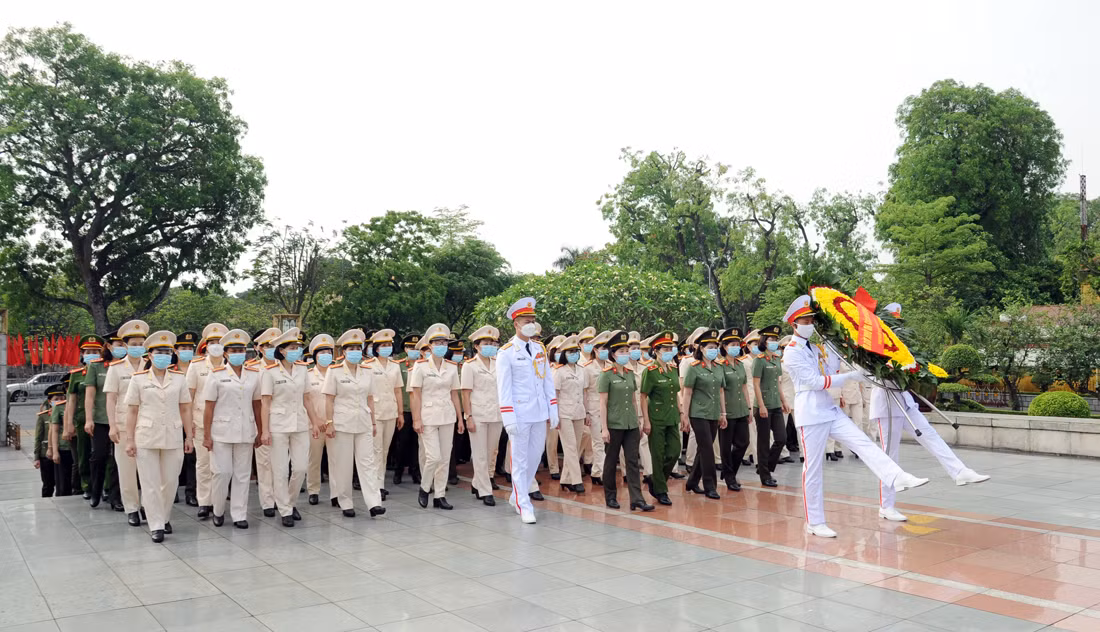 Đoàn Phụ nữ Công an tiêu biểu báo công, vào Lăng viếng Bác -0