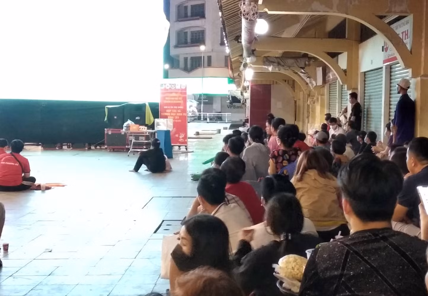 Người dân Chợ Lớn đội mưa cổ vũ U23 Việt Nam -0