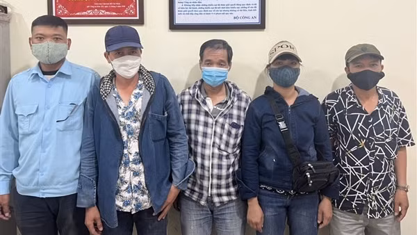 Nhóm xe ôm "cò mồi" ăn chênh lệch theo đơn thuốc