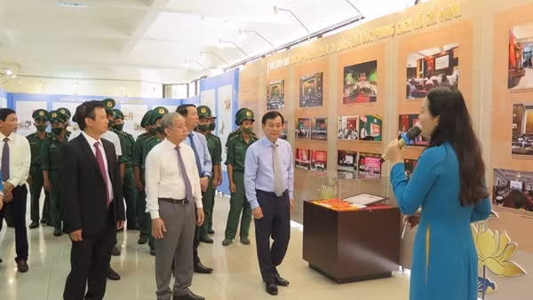 Triển lãm sách, ảnh chủ đề “65 năm Quảng Bình làm theo lời Bác Hồ dạy” ảnh 2