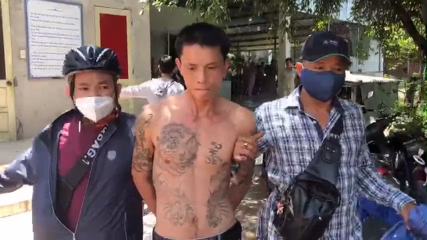 Đối tượng chuyên cướp giật giây chuyền của phụ nữ đi đường sa lưới -0