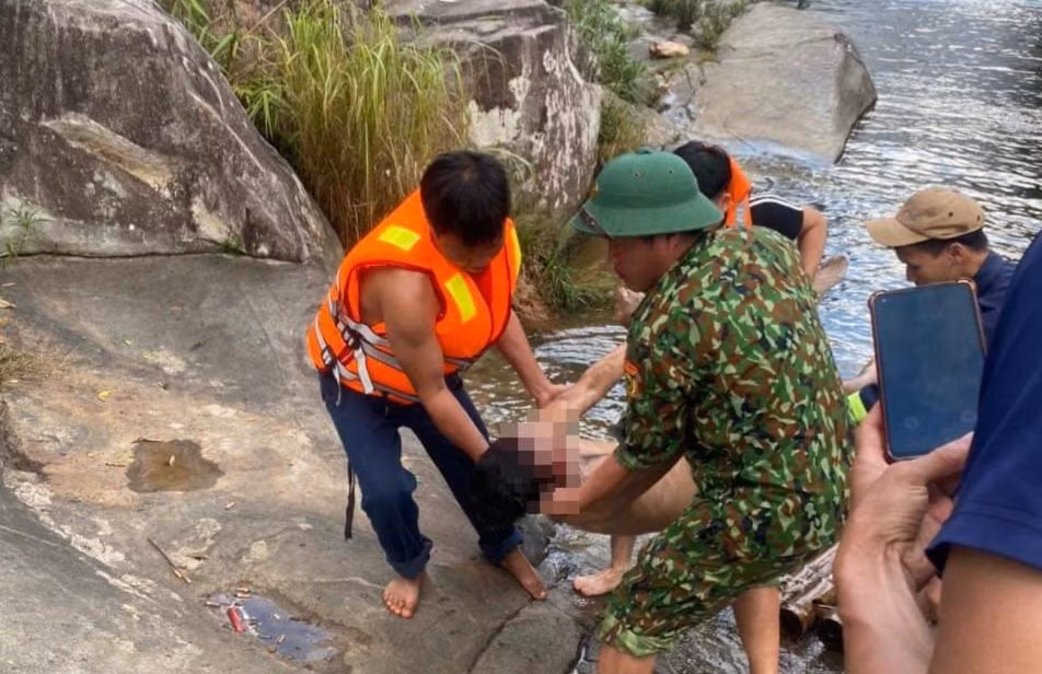 Tìm thấy thi thể người đàn ông mất tích khi tắm thác 7 tầng -0