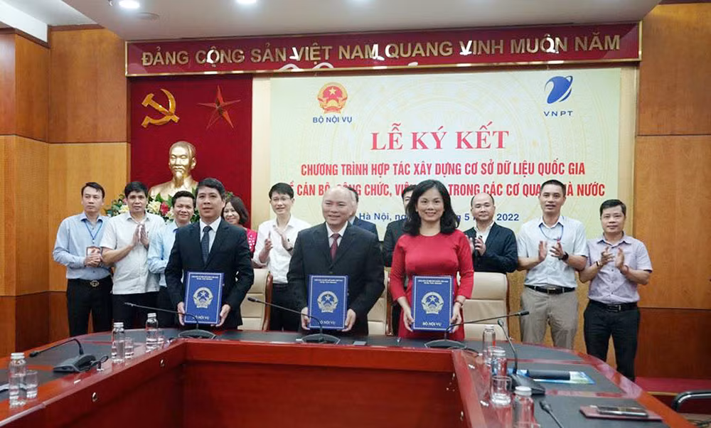 Bộ Nội vụ triển khai xây dựng hệ thống CSDLQG về cán bộ, công chức, viên chức -0