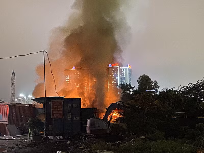 Kịp thời dập tắt đám cháy lớn gần SVĐ Mỹ Đình&nbsp; -1