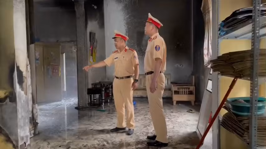 CSGT&nbsp;giải cứu thành công 4 mẹ con mắc kẹt trong đám cháy -1