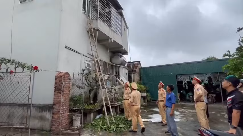 CSGT&nbsp;giải cứu thành công 4 mẹ con mắc kẹt trong đám cháy -0