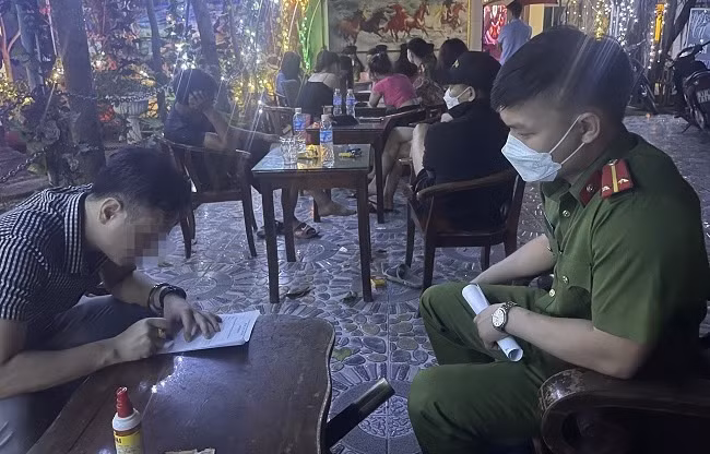 Lấy phòng karaoke làm bình phong để sử dụng ma túy ảnh 3