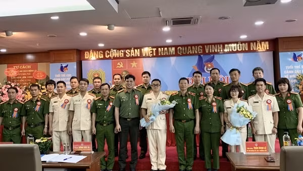 Tuổi trẻ Công an Hà Tĩnh ra quân làm sạch biển ảnh 4